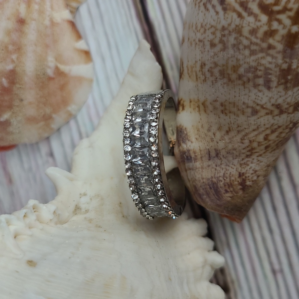 SILVER ROUND AND EMERALD CUT  FASHION RING - Picture 2 of 8
